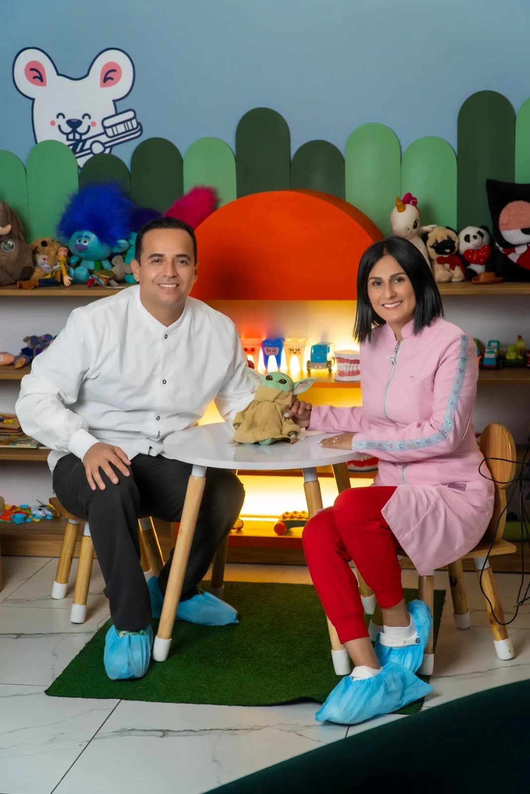 Odontopediatra evaluando con delicadeza la dentición temporal de un niño en clínica dental en Chacarilla Surco